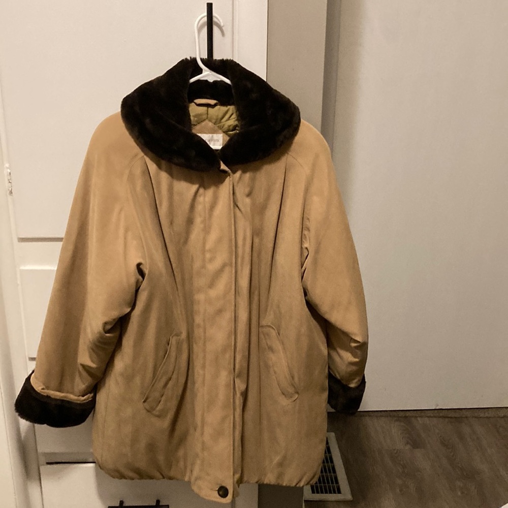 Jones New York Size Medium Womens Brown and Tan Coat 🧥.